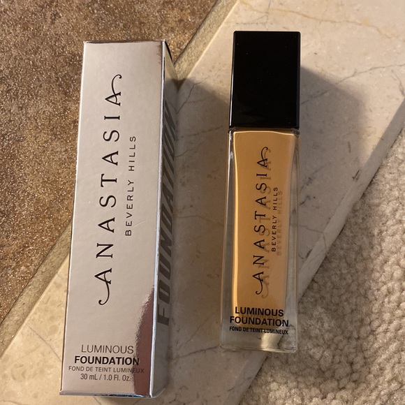 Anastasia Beverly Hills Luminous Foundation in 370W - Picture 2 of 5